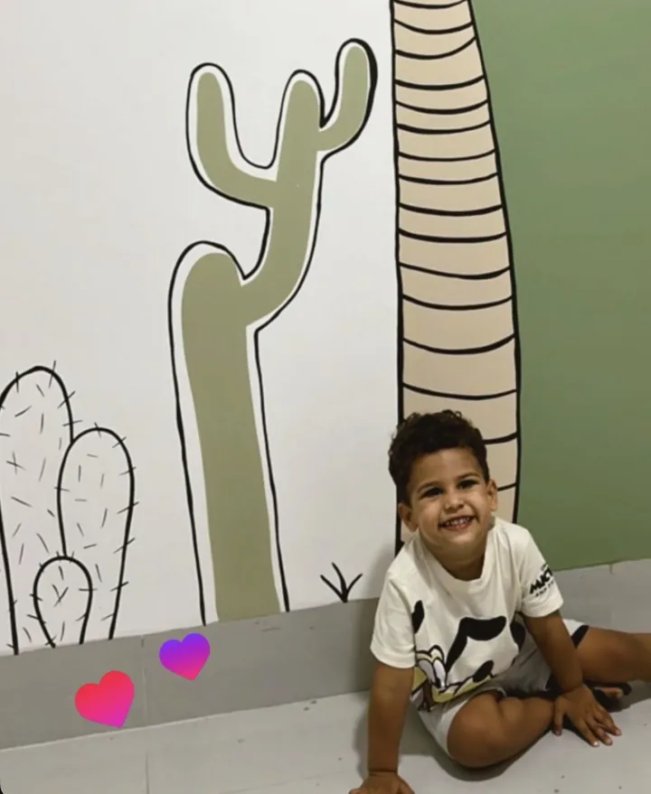 Reação criança mural cactos quarto pintado pela Art Laurenn em Goiânia