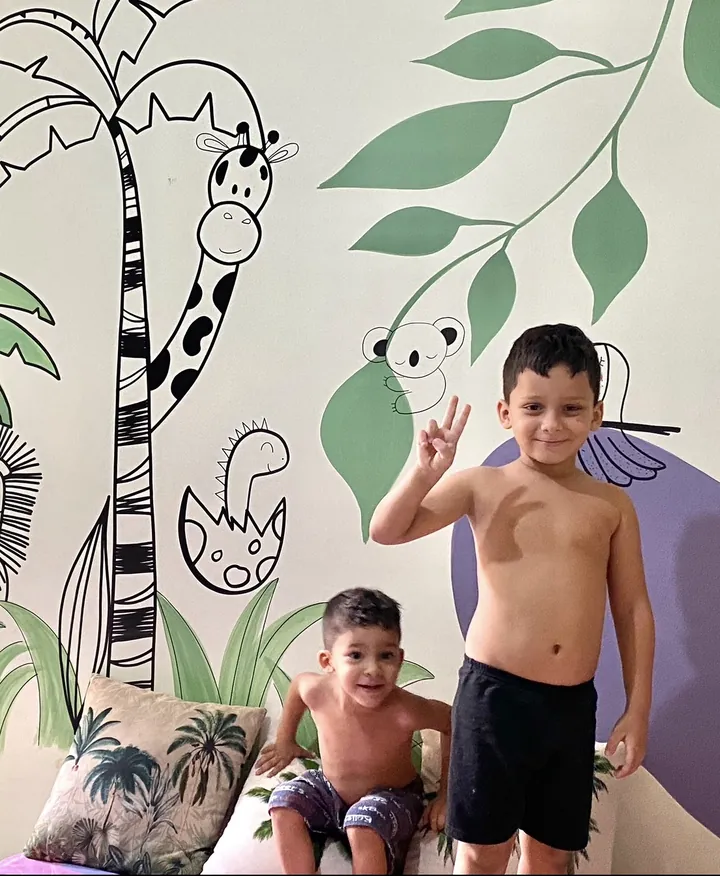 Reação crianças mural selva girafa pintado pela Art Laurenn em Goiânia